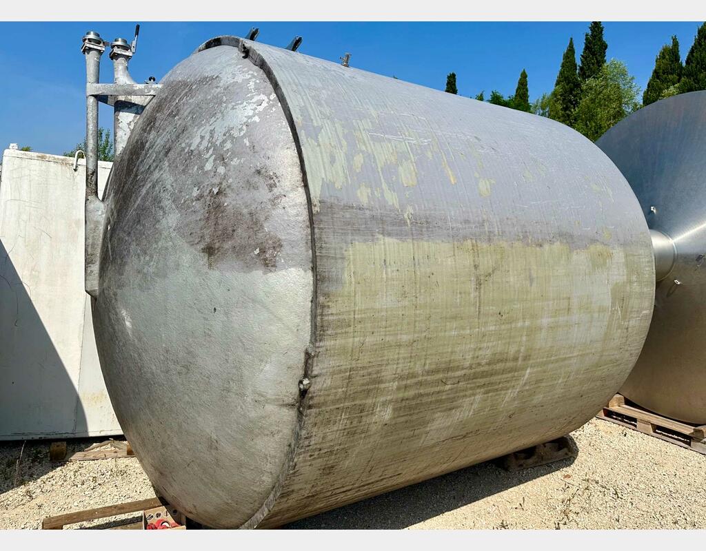 Closed fibre tank on feet - Curved bottom