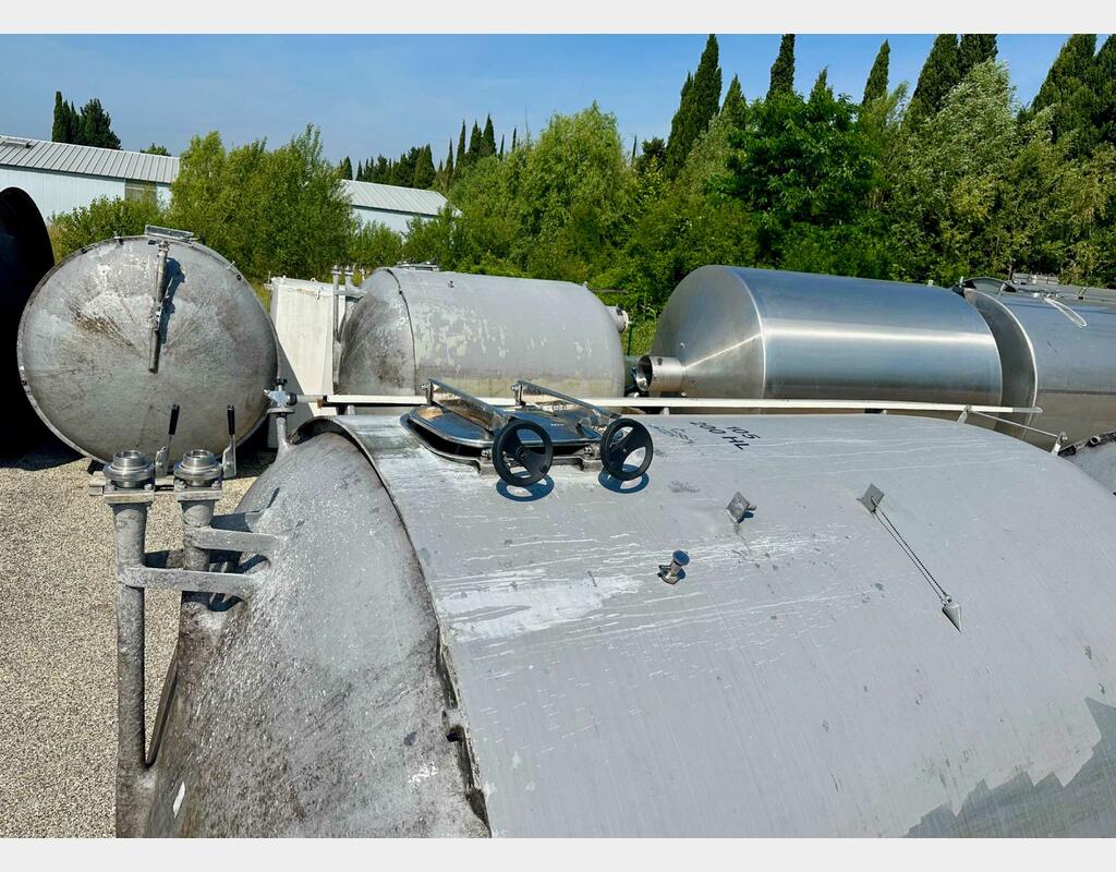 Closed fibre tank on feet - Curved bottom