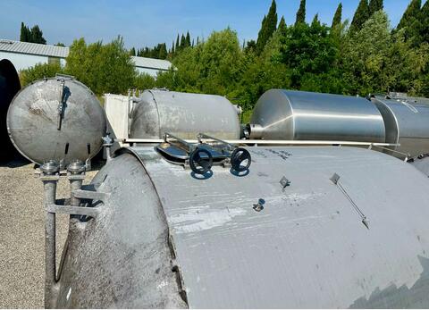 Closed fibre tank on feet - Curved bottom