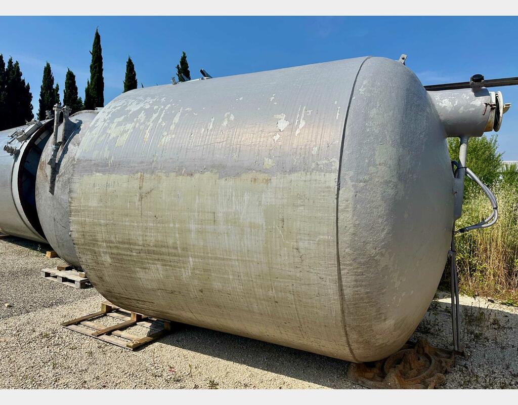 Closed fibre tank on feet - Curved bottom