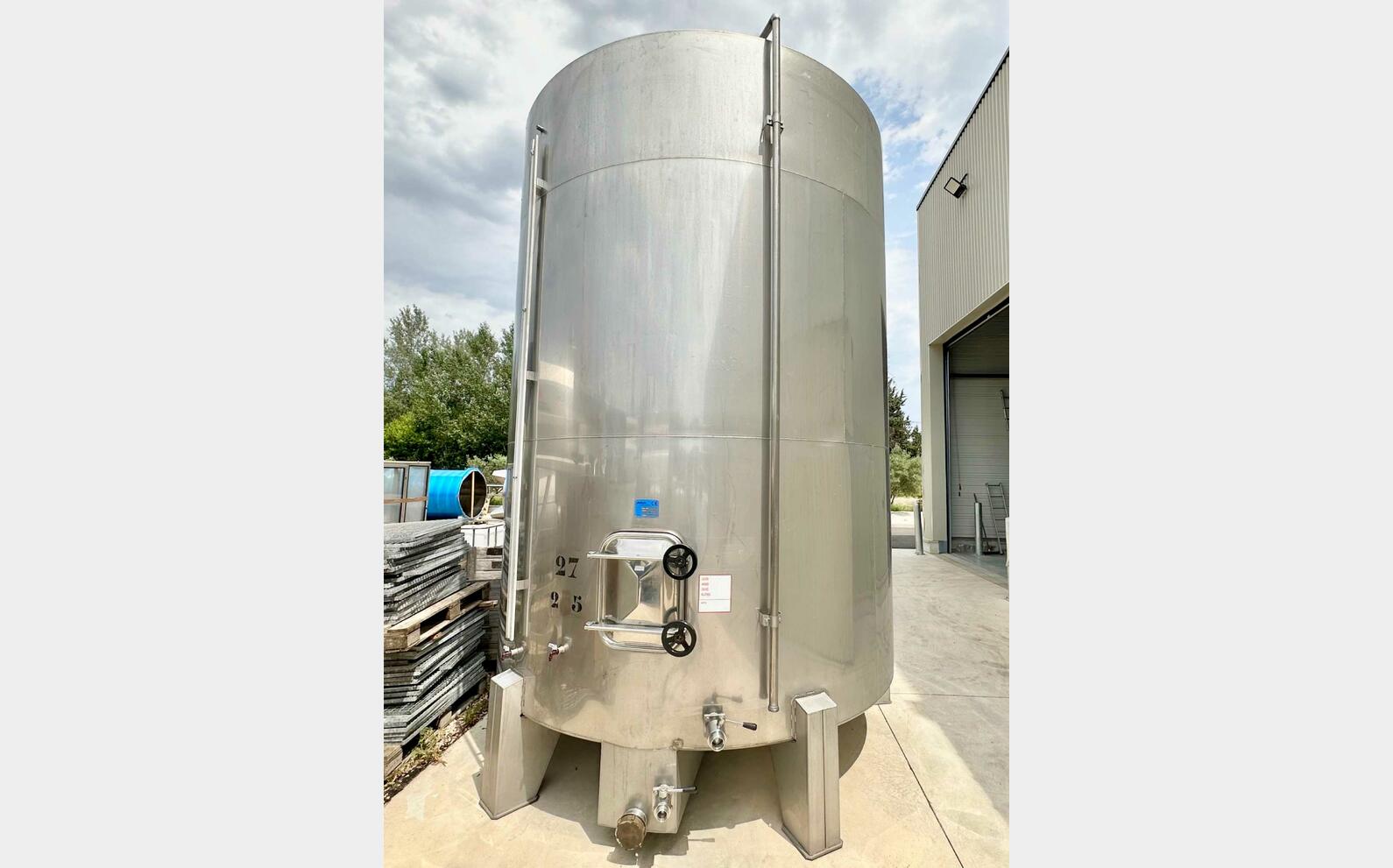 304 ss tank - On feet 255 HL (25,500 litres) LAGOUARDE