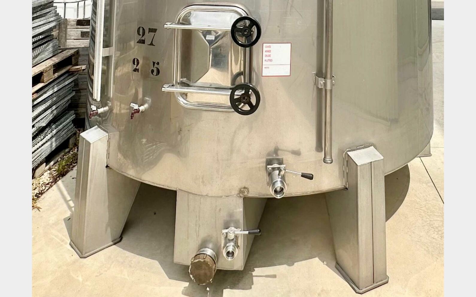 304 ss tank - On feet 255 HL (25,500 litres) LAGOUARDE