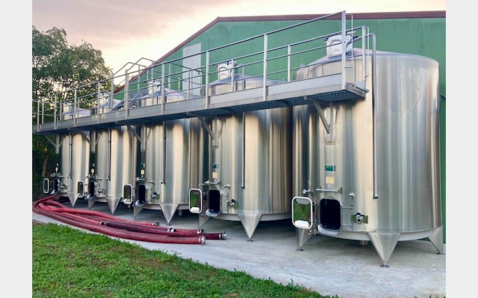 Closed 304L stainless steel tank - Flat sloping bottom on feet
