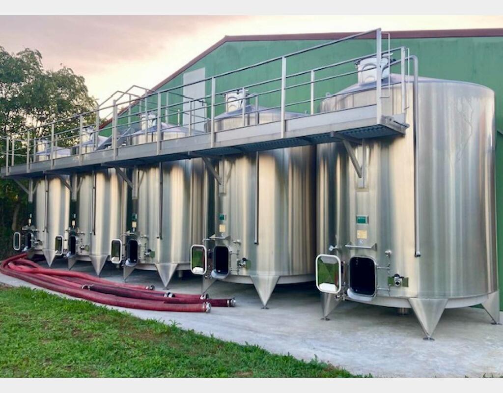 Closed 304L stainless steel tank - Flat sloping bottom on feet