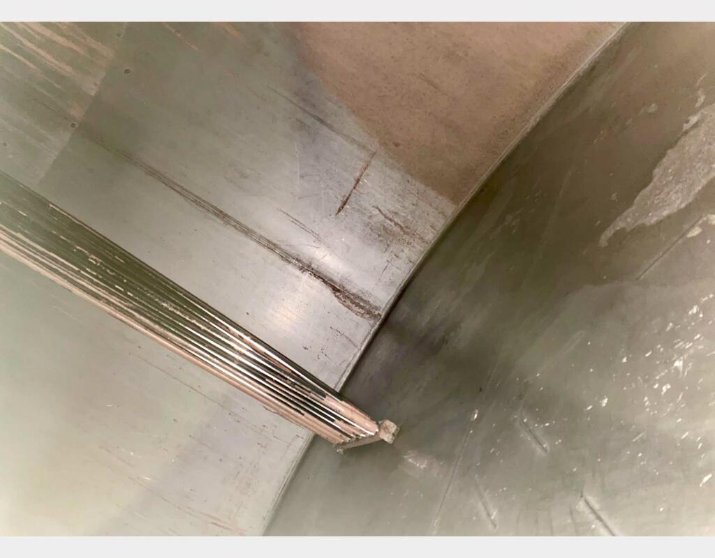 Stainless steel tank on legs - Storage
