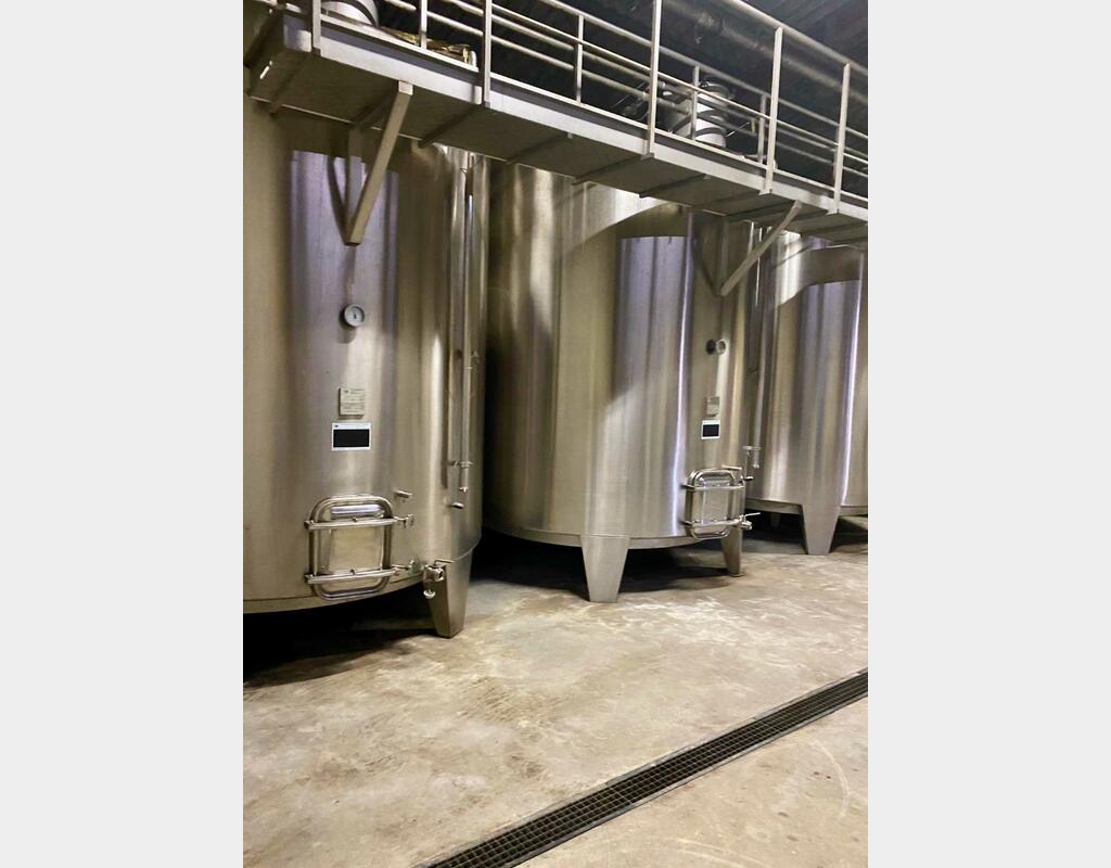 Stainless steel tank on legs - Storage