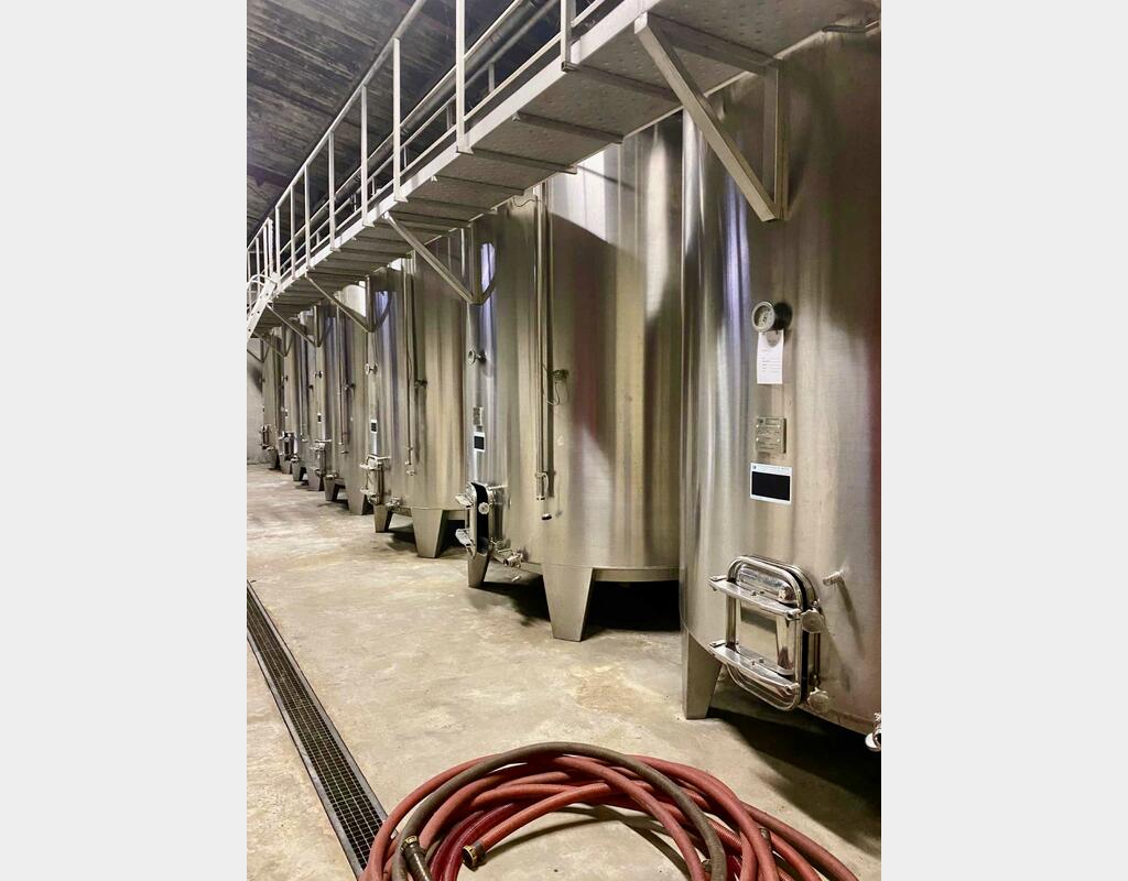 Stainless steel tank on legs - Storage