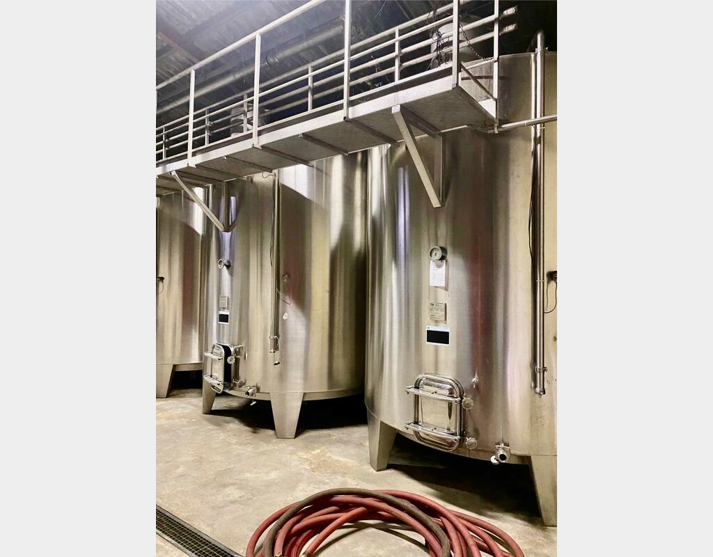 Stainless steel tank on legs - Storage