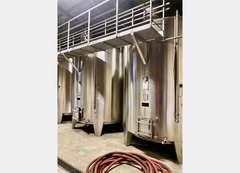 Stainless steel tank on legs - Storage
