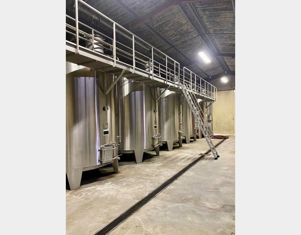 Stainless steel tank on legs - Storage