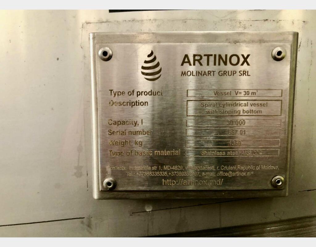 Cuve inox 304 fermée agitée - Fond plat inclinée sur pieds