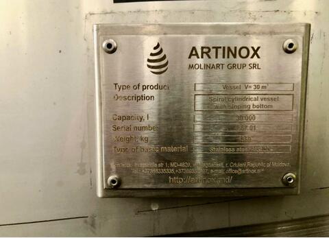 Cuve inox 304 fermée agitée - Fond plat inclinée sur pieds