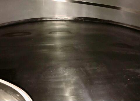 Cuve inox 304 fermée agitée - Fond plat inclinée sur pieds