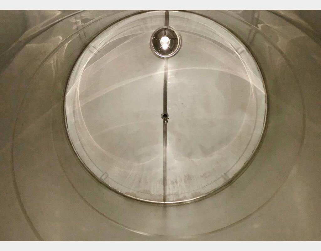 Cuve inox 304 fermée agitée - Fond plat inclinée sur pieds