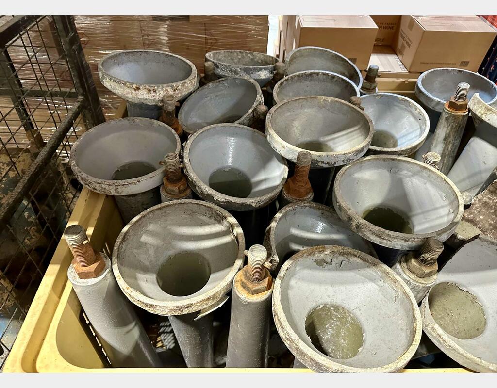 Closed fibre tank on feet - Curved bottom