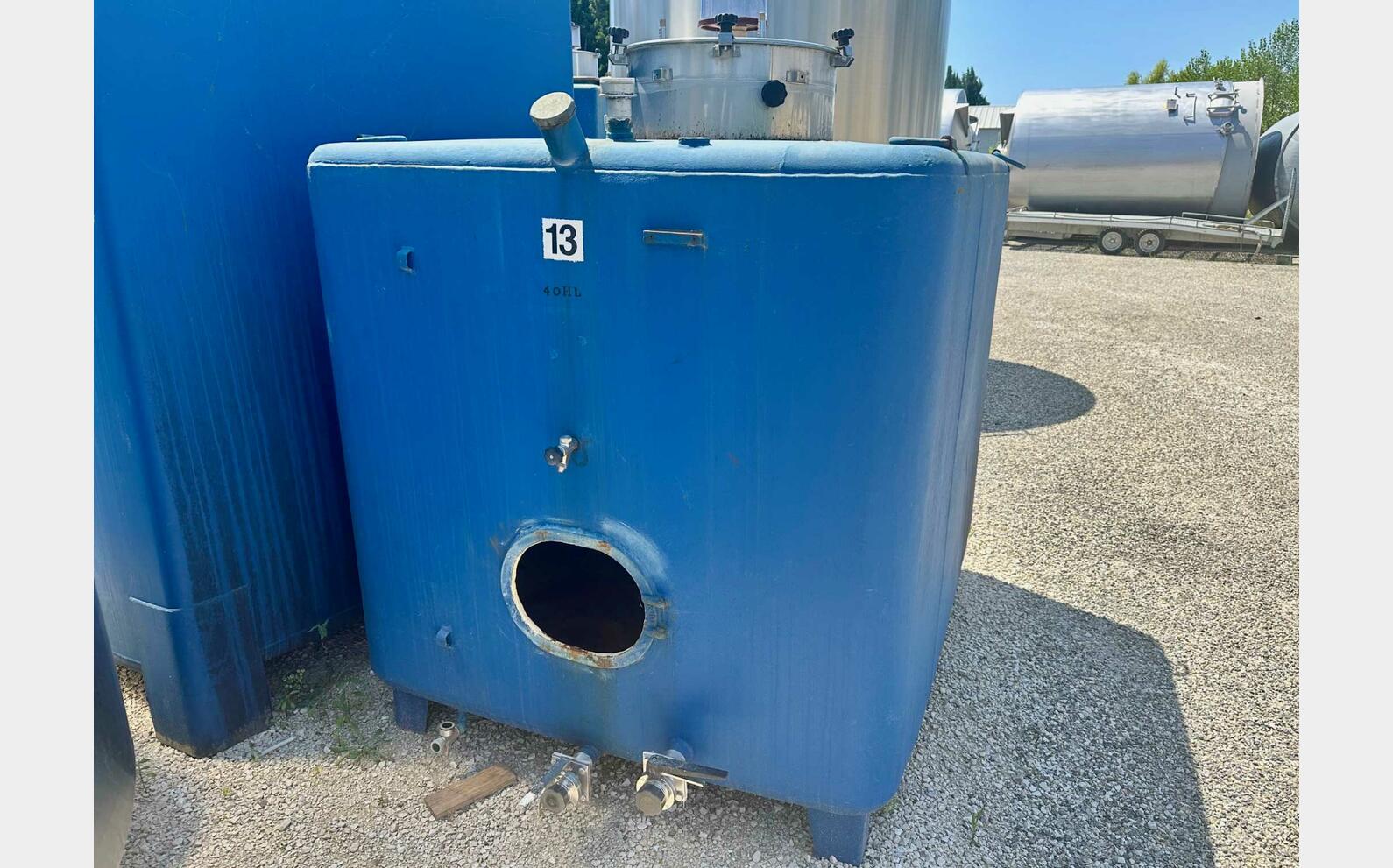 Cuve acier rev&ecirc;tue fand plat sur pieds 40 HL (4 000 litres)