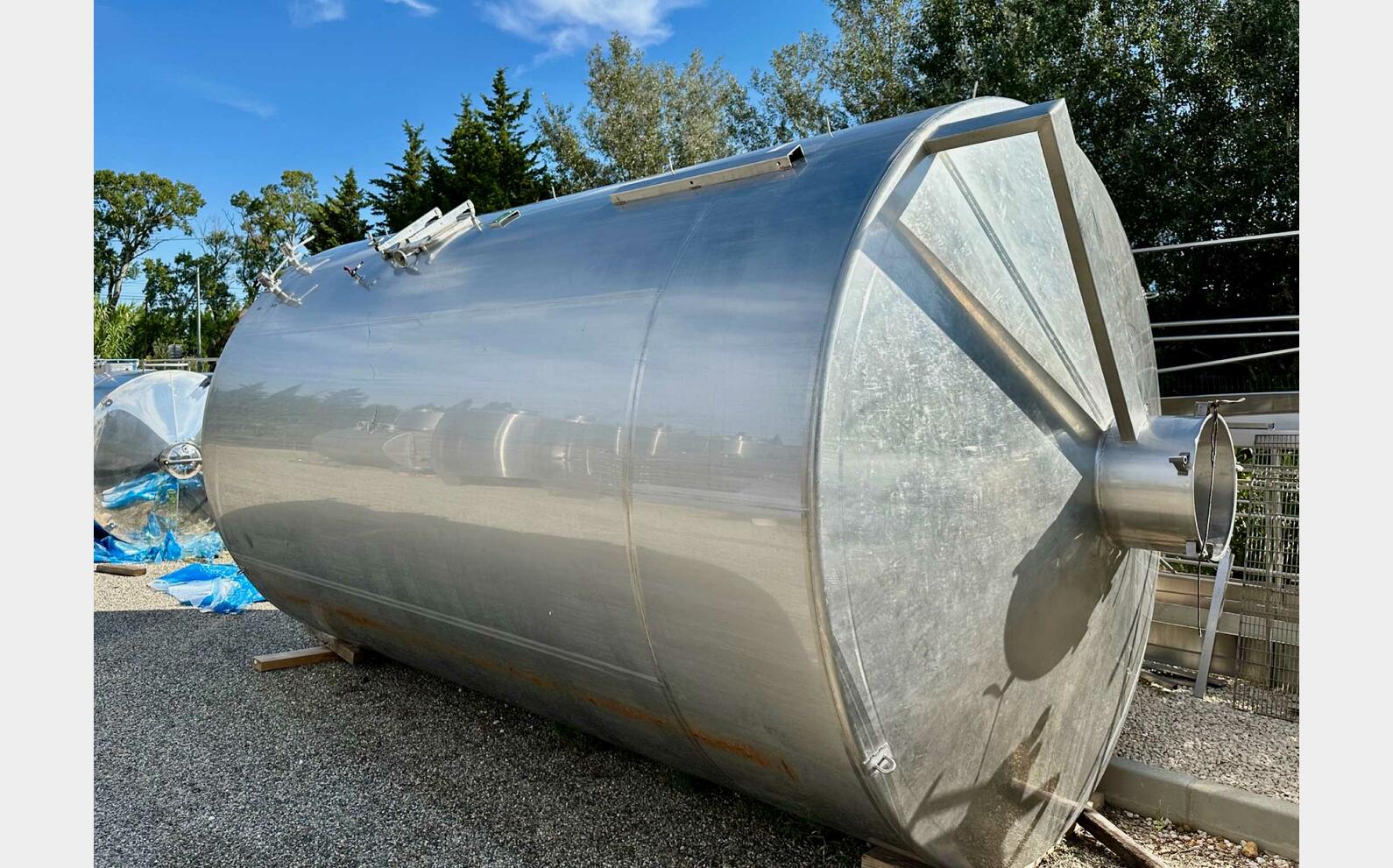 Cuve inox - Fond plat 300 HL (30 000 litres)