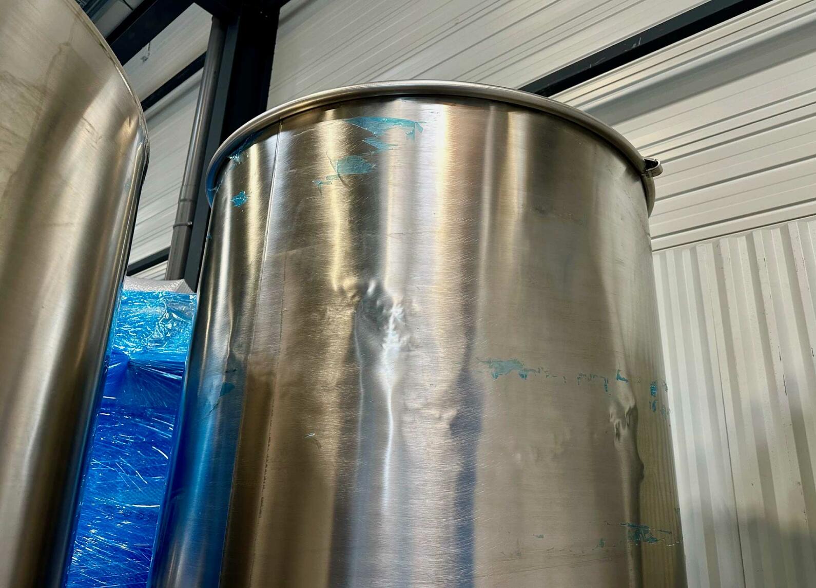 304 stainless steel tank - Floating top - Curved bottom on feet