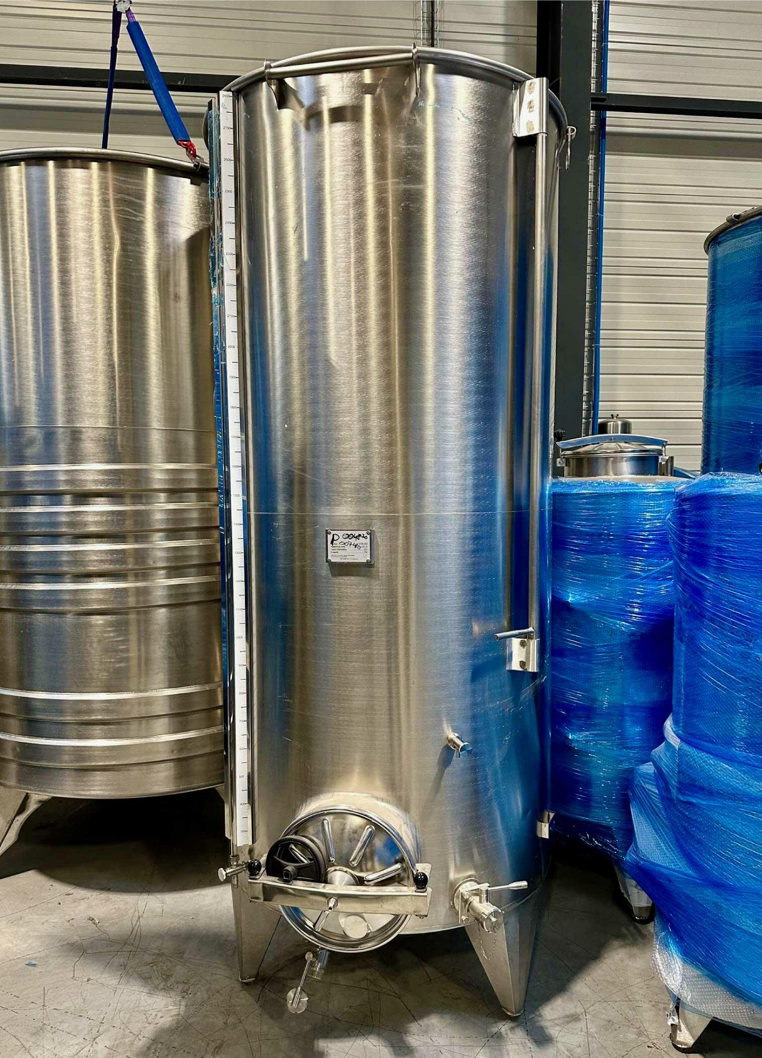 304 stainless steel tank - Floating top - Curved bottom on feet