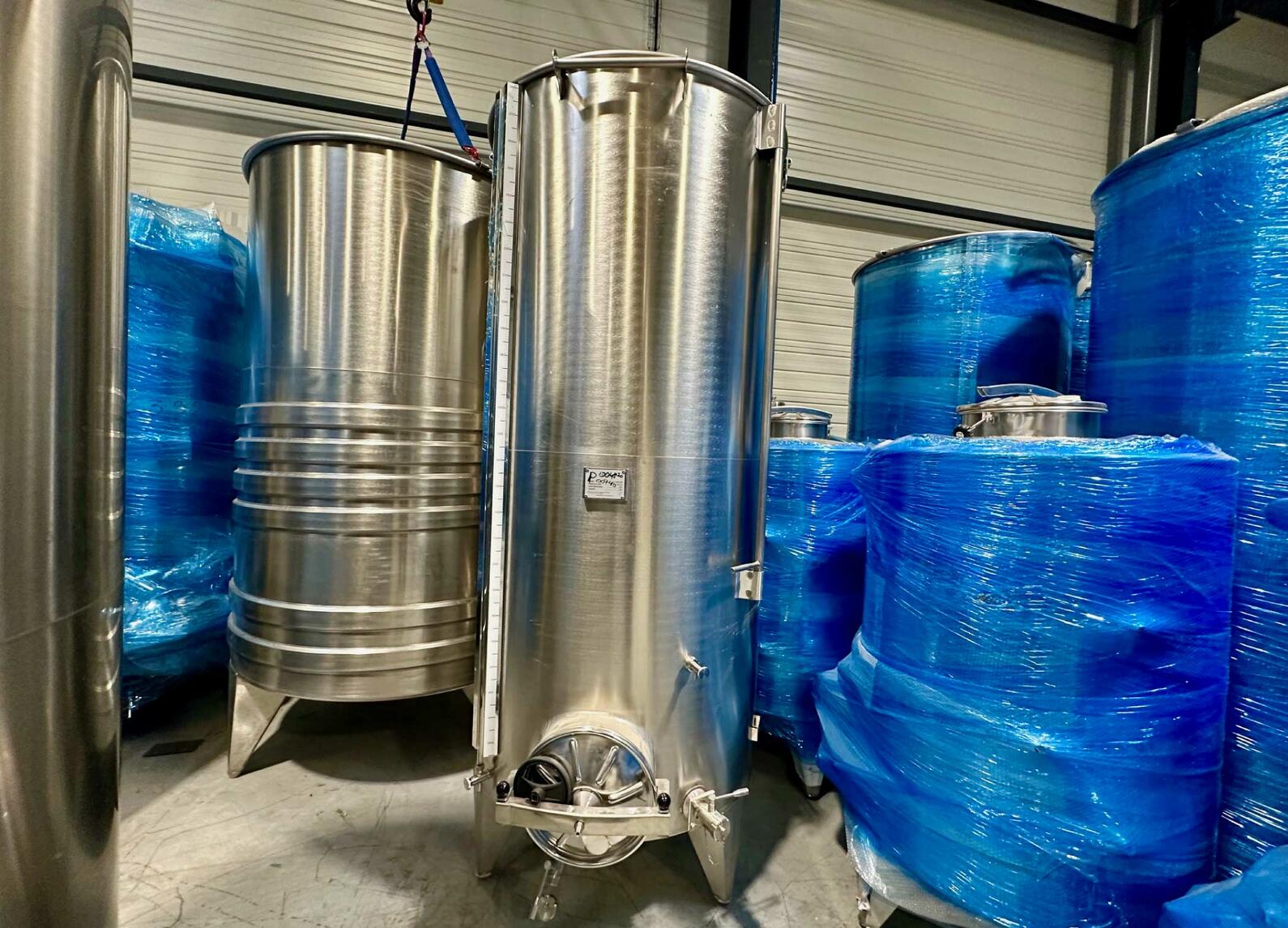 304 stainless steel tank - Floating top - Curved bottom on feet