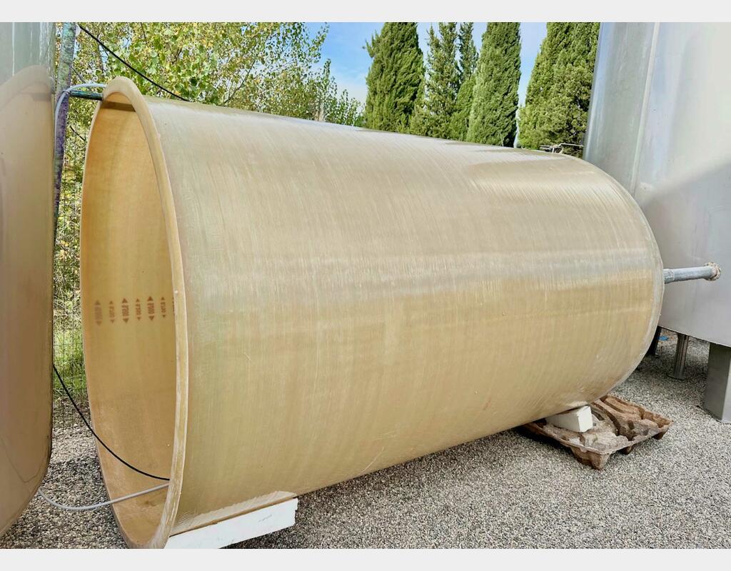 Cuve fibre à chapeau flottant - Verticale fond conique sur pieds