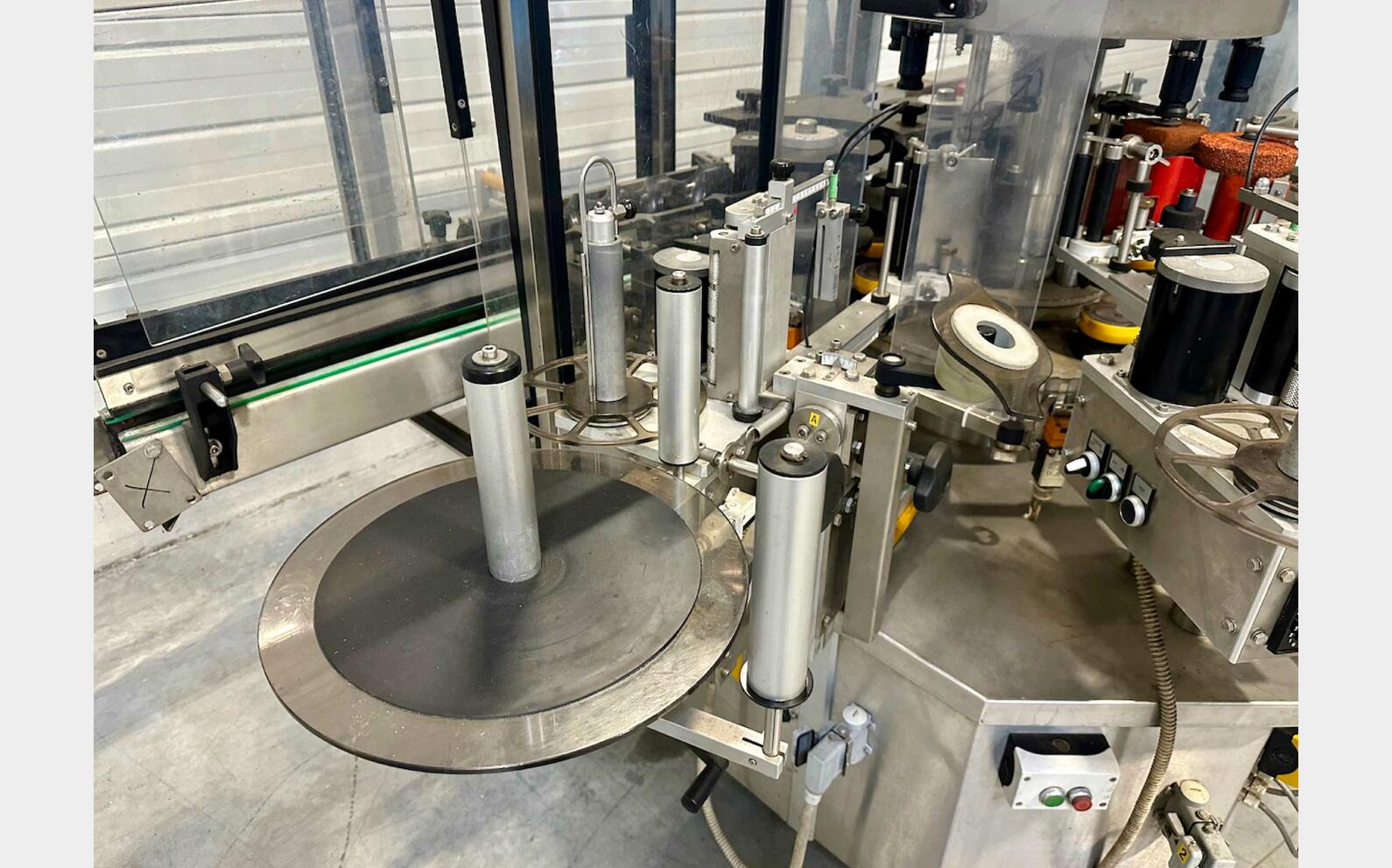 &Eacute;tiqueteuse adh&eacute;sive 6000 Bt/h 6000 bouteilles / heure GAVAGNINO & GATTI