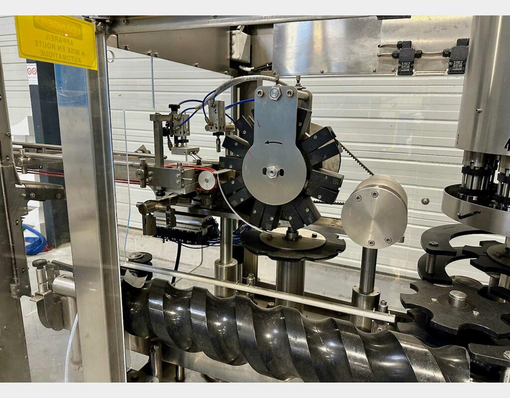 Capping and crimping machine