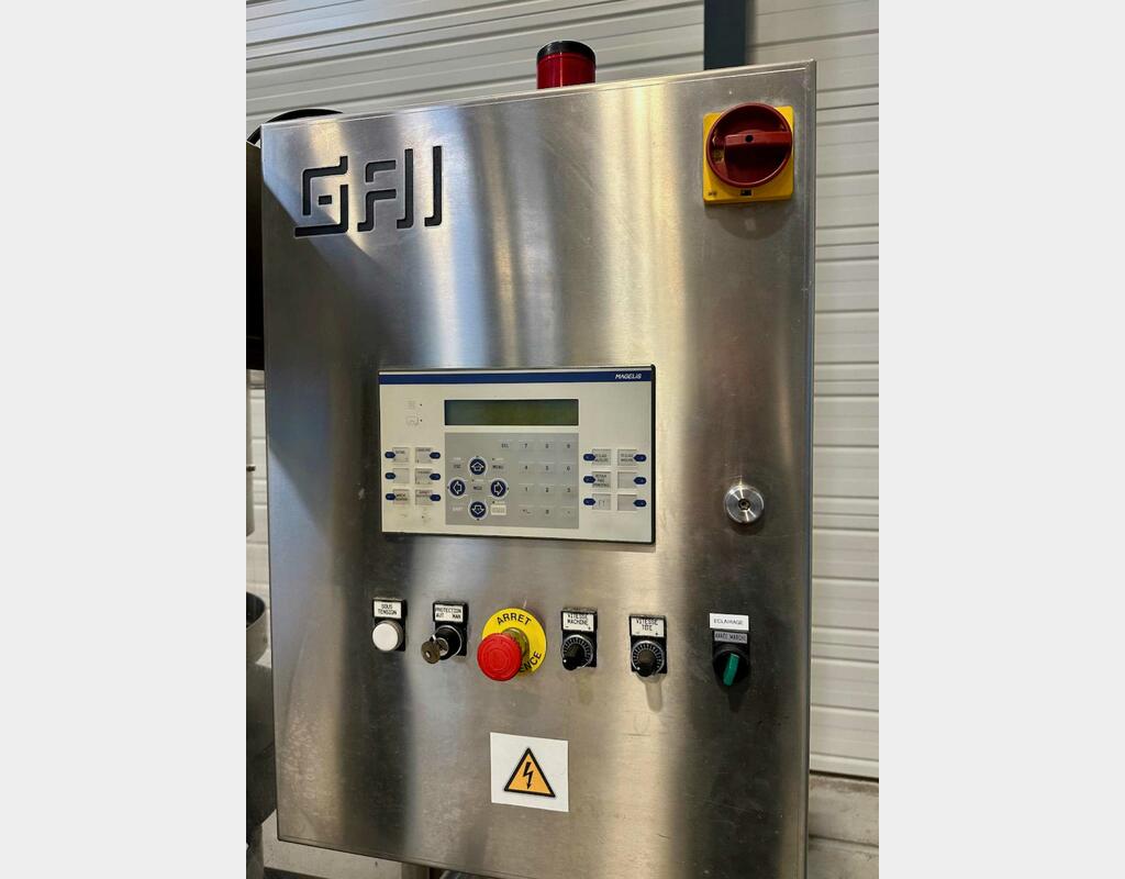 Capping and crimping machine