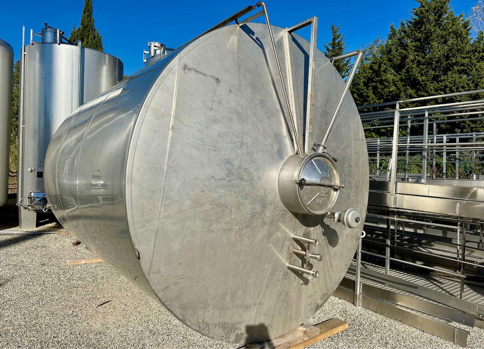 Cuve inox 304 - Fermée - Autovidante - Sur jupe fond incliné