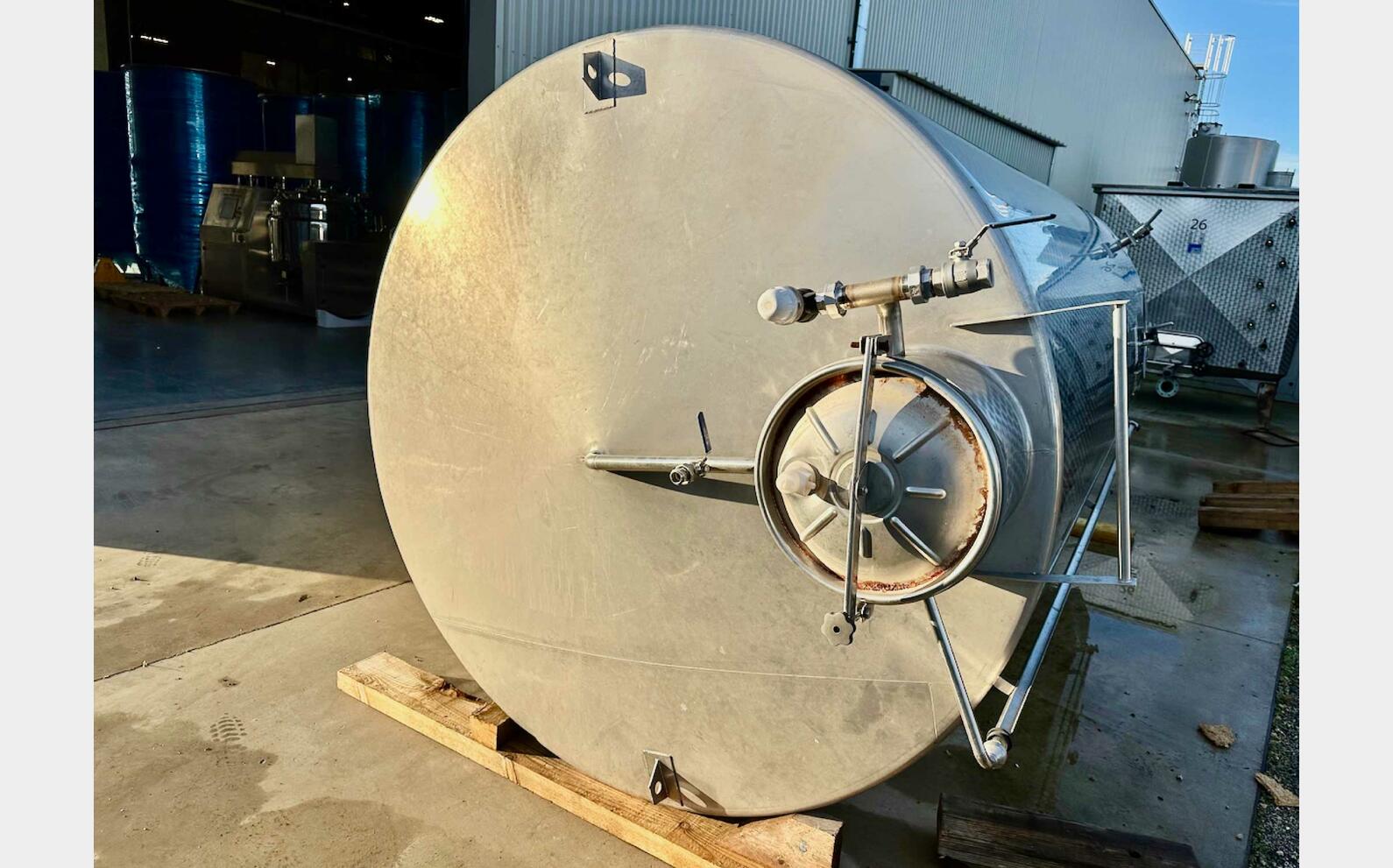  Sts tank - On legs 100 HL (10,000 litres)