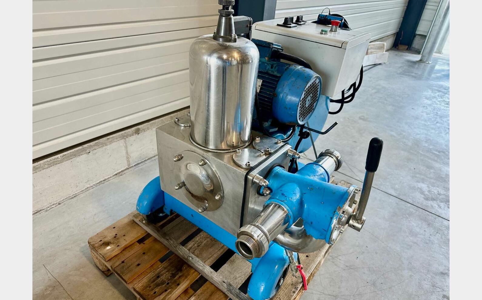 Stainless steel piston pump  100 to 200 HL/h CME