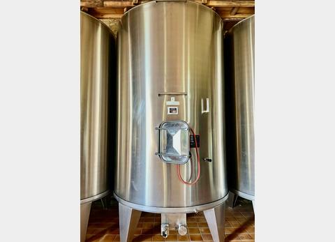 Closed stainless steel tank on legs - Flat sloping bottom