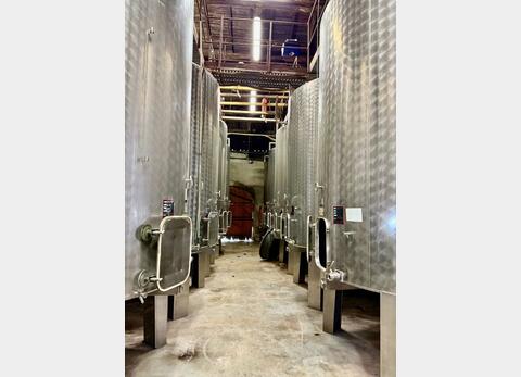 Stainless steel tank on legs - Temperature-controlled - Storage