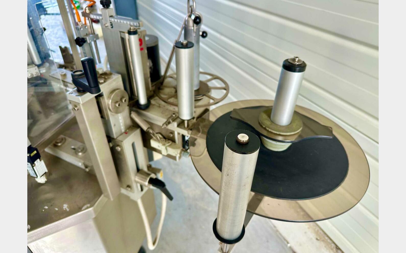 Etiqueteuse autocollante - 3 postes 3000 Bt/h CAVAGNINO & GATTI