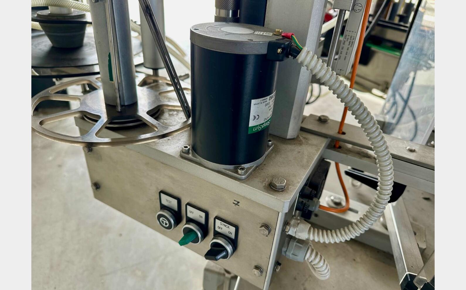 Self-adhesive labeller - 3 stations 3000 Bt/h CAVAGNINO and GATTI