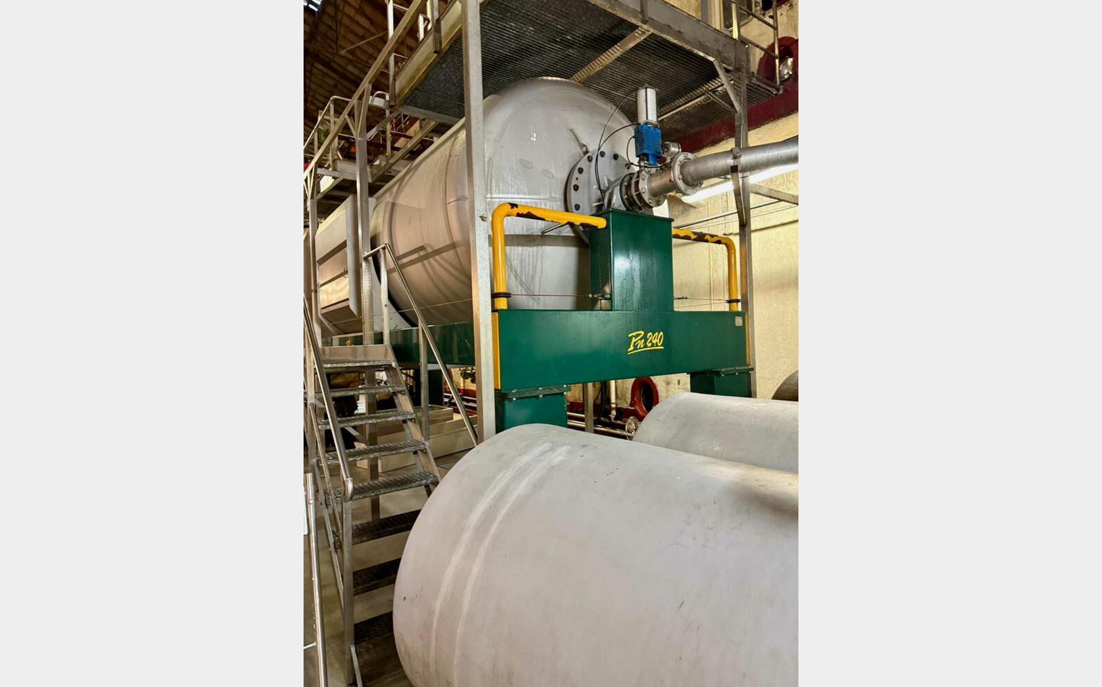Pneumatic press - PN240 240 HL (24,000 litres) PERA