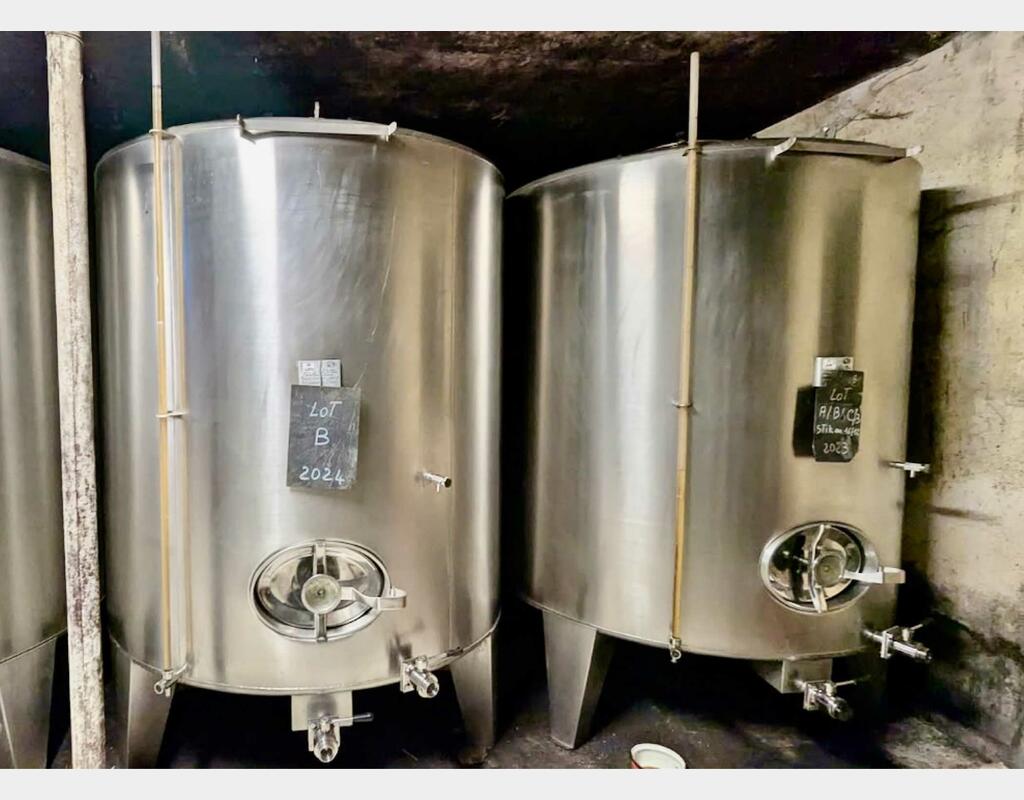 Stainless steel tank - Closed - On feet