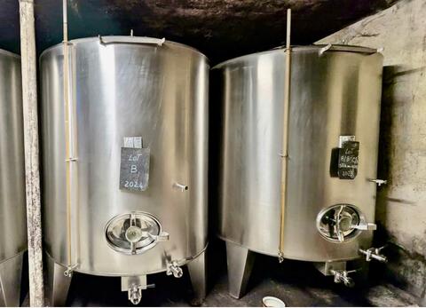 Stainless steel tank - Closed - On feet