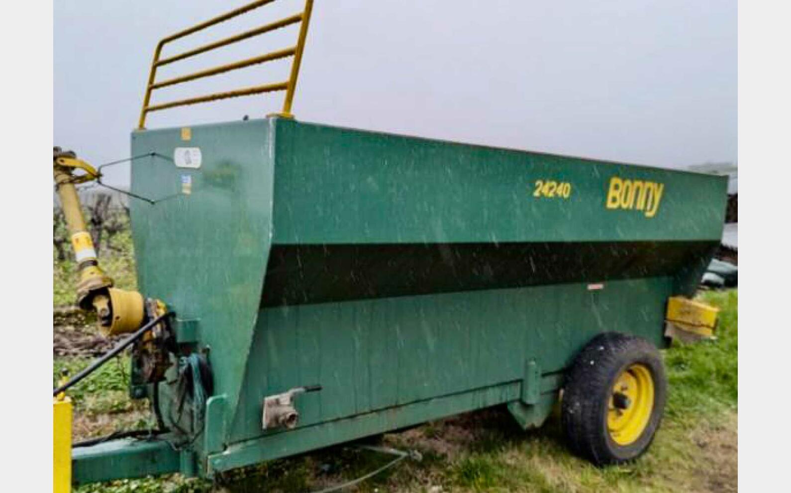Grape harvest bucket - Tipping