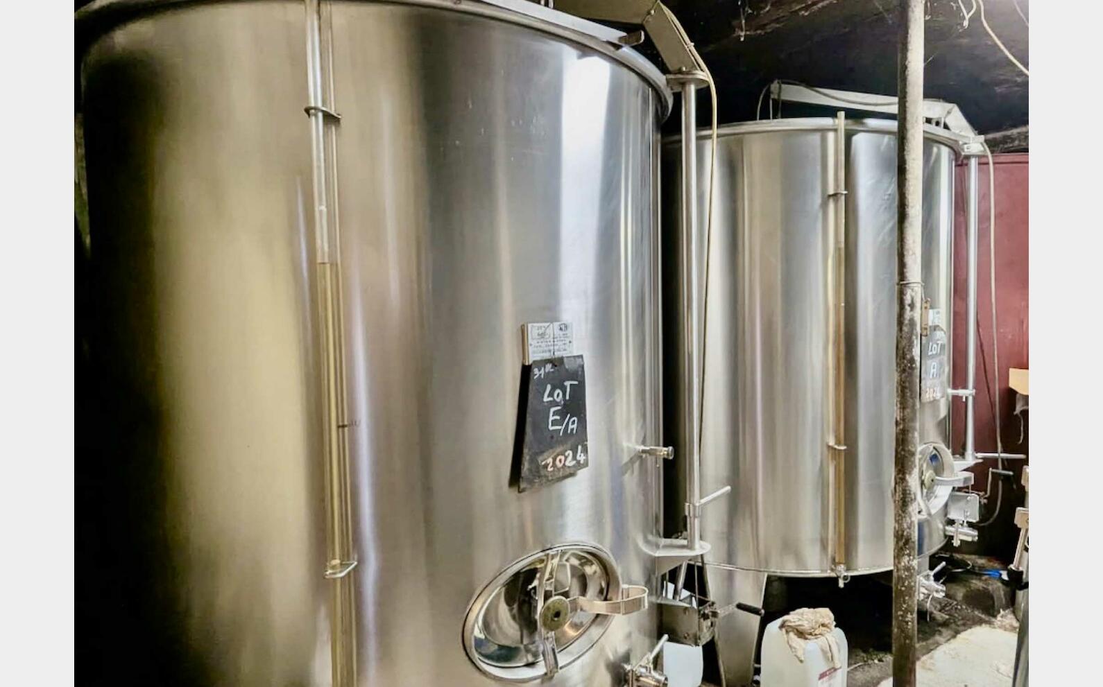 Stainless steel tank - Floating cap - On feet