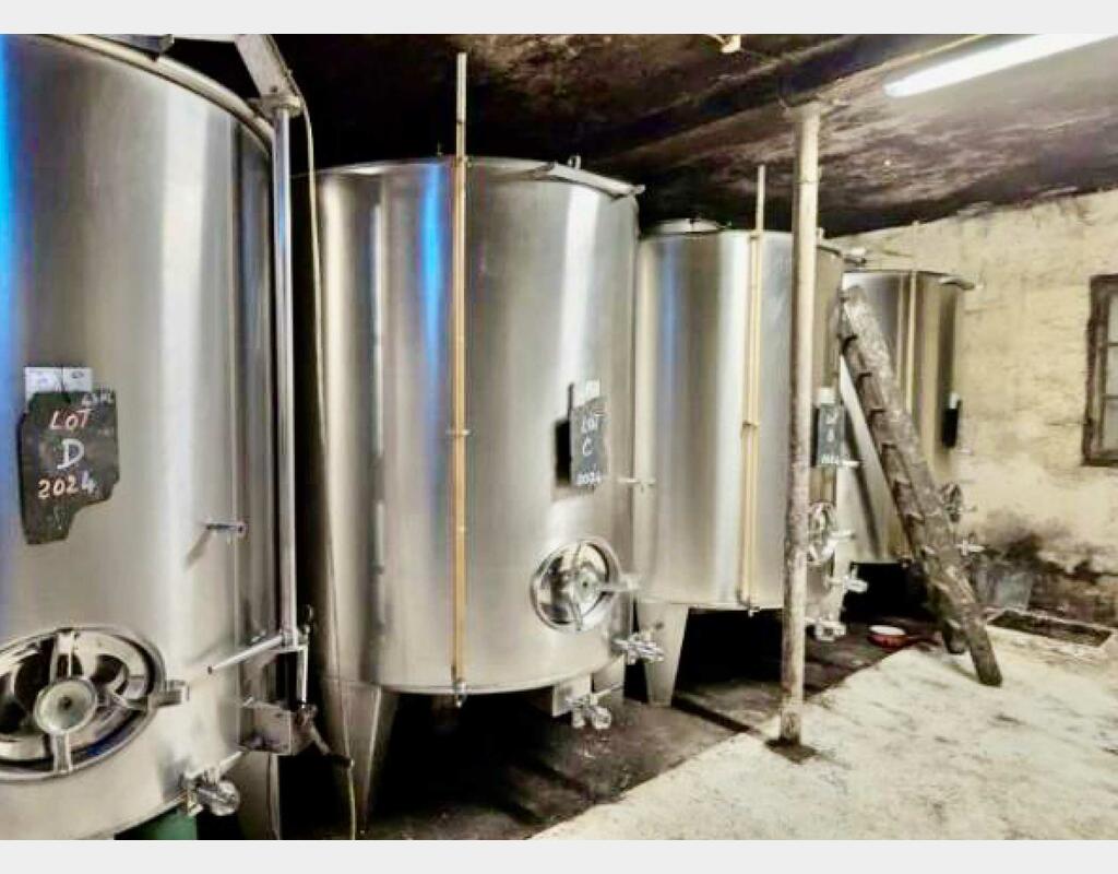 Stainless steel tank - Closed - On feet