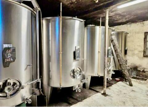 Stainless steel tank - Closed - On feet