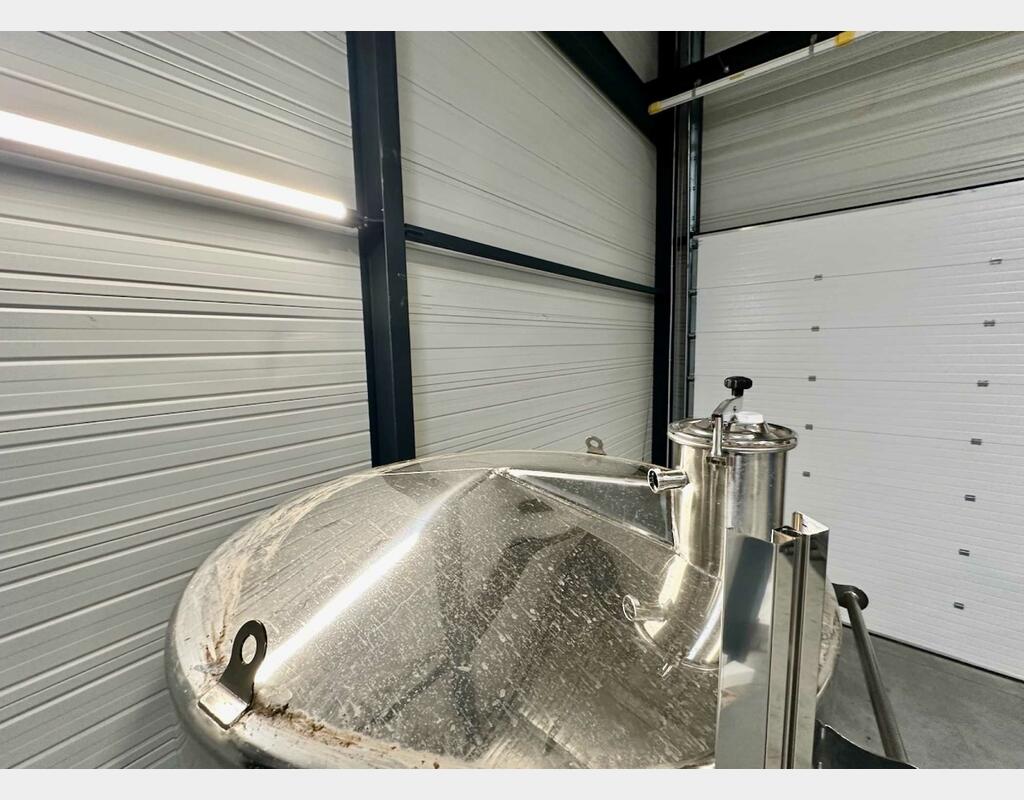 Cuve inox 316L - Circuit serpentin - Fond plat incliné - Fermée