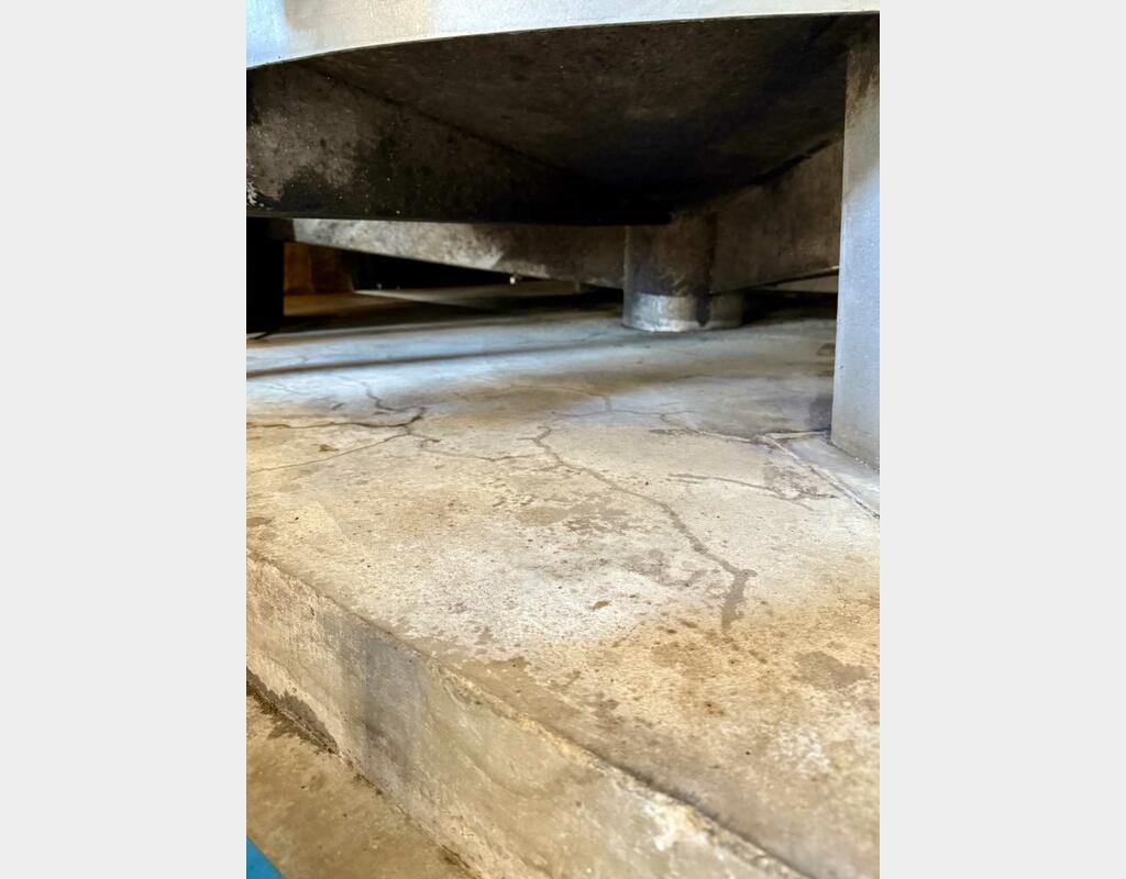 Stainless steel tank - On legs