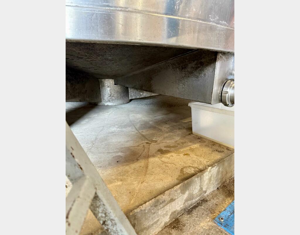 Stainless steel tank - On feet