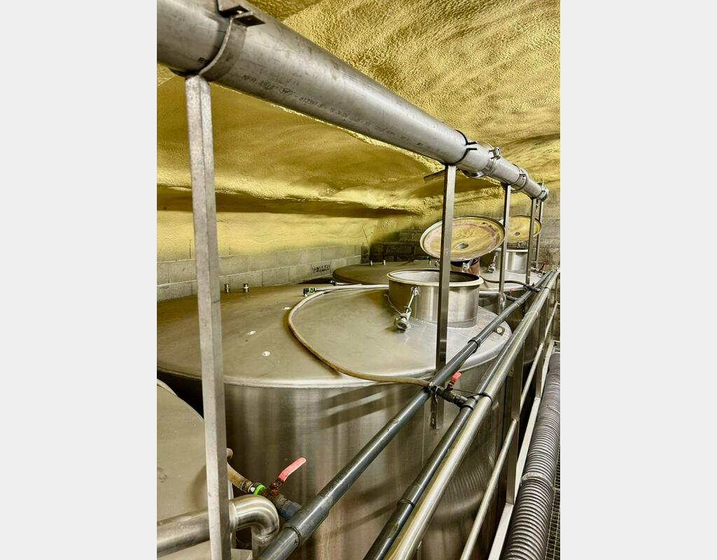 Closed stainless steel tank - Temperature-controlled - Vertical cylindrical on feet