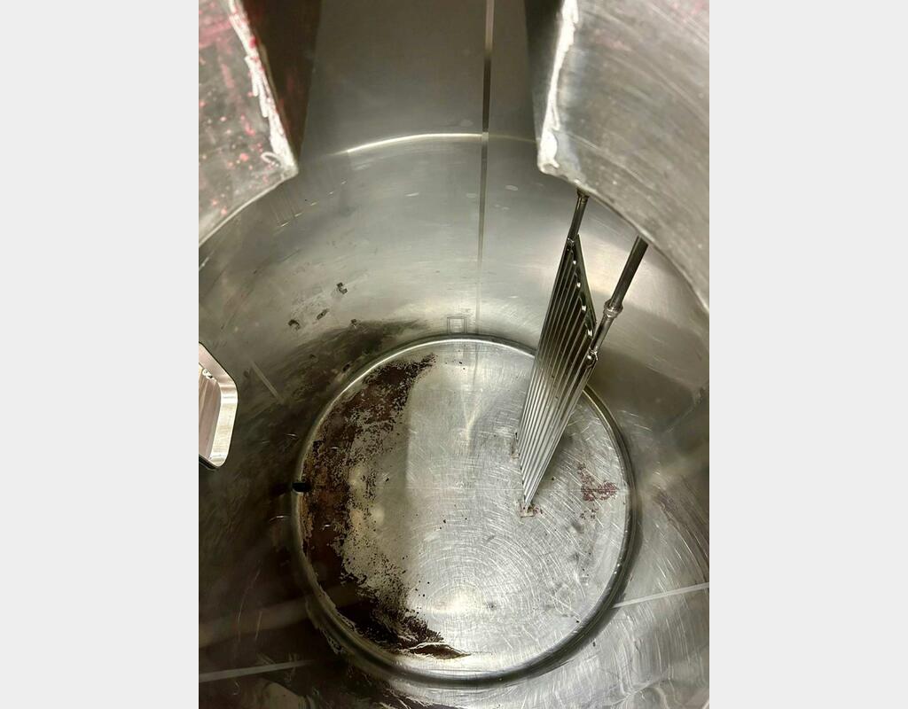 Closed stainless steel tank - Temperature controlled