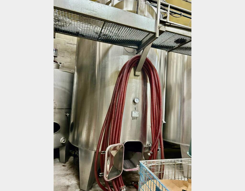 Closed stainless steel tank - Temperature-controlled - Vertical cylindrical on feet