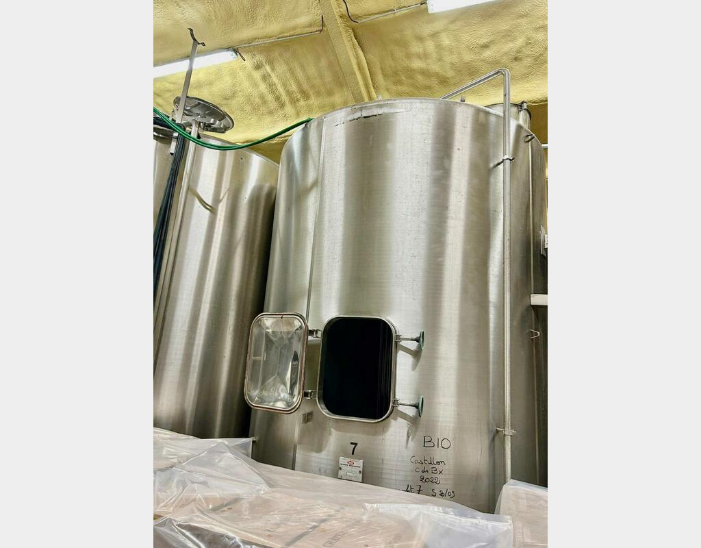 Closed stainless steel tank - Temperature controlled