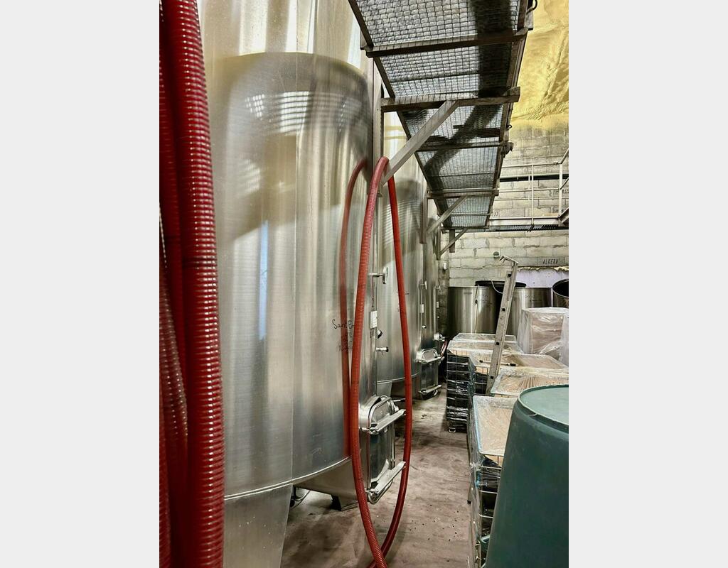 Closed stainless steel tank - Temperature-controlled - Vertical cylindrical on feet